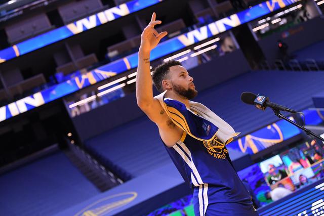 穆勒社媒晒与弟弟合影：圣诞快乐